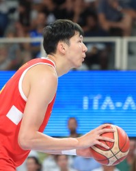 这些年周琦为了不影响夏天代表国家队出战对腰伤一直采取保守治疗